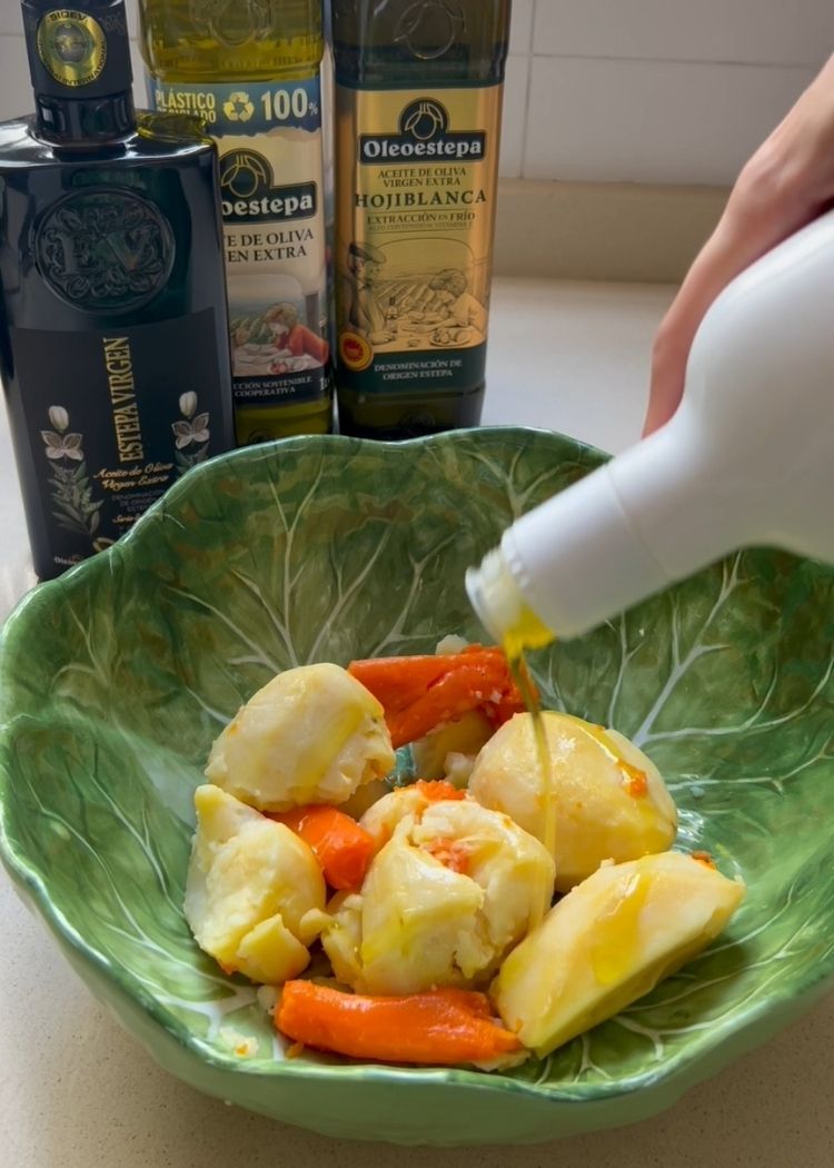 Echar aceite de oliva virgen extra Egregio para hacer Ensalada de puchero con huevo frito
