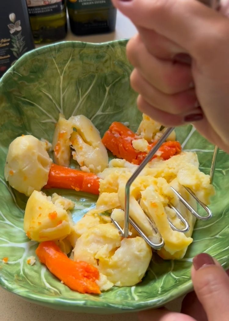 Machacar patatas y zanahorias para Ensalada de puchero con huevo frito