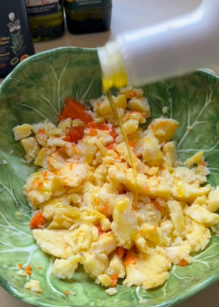 Echar un nuevo chorreón de aceite de oliva virgen extra a Ensalada de puchero con huevo frito