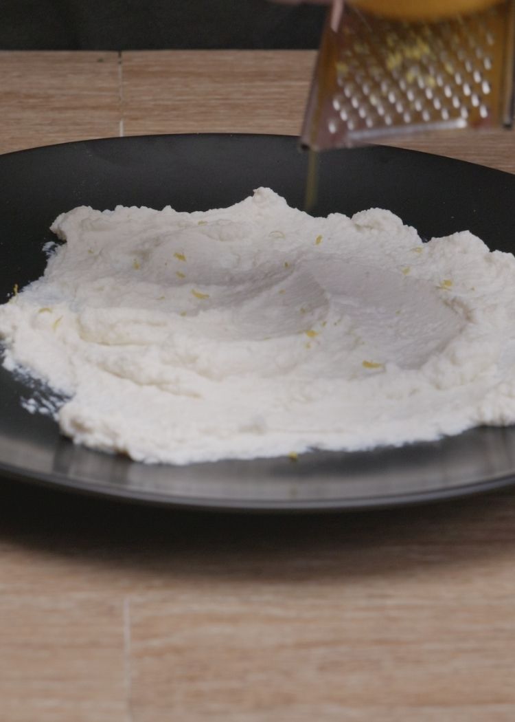 Añadir ralladura de lima para base de pimientos del piquillo 