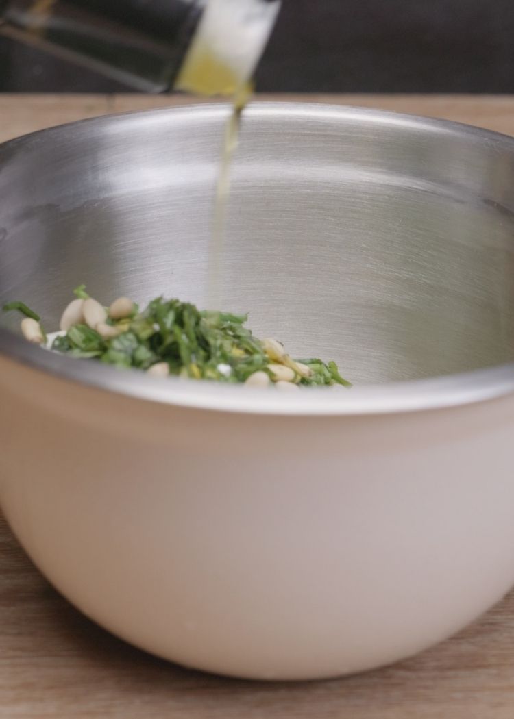 Añadir aceite de oliva virgen extra al relleno para pimientos del piquillo 