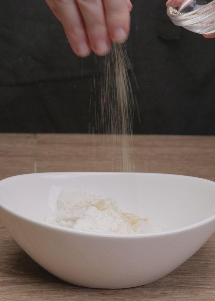 Mezclar ingredientes para base de pimientos del piquillo 