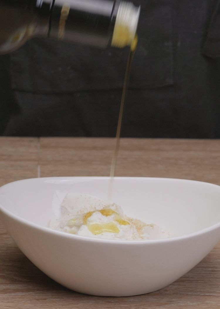 Añadir aceite de oliva virgen extra y mezclar bien para hacer base de pimientos del piquillo 