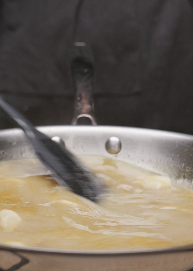 Añadir líquidos para salsa de solomillo al whisky