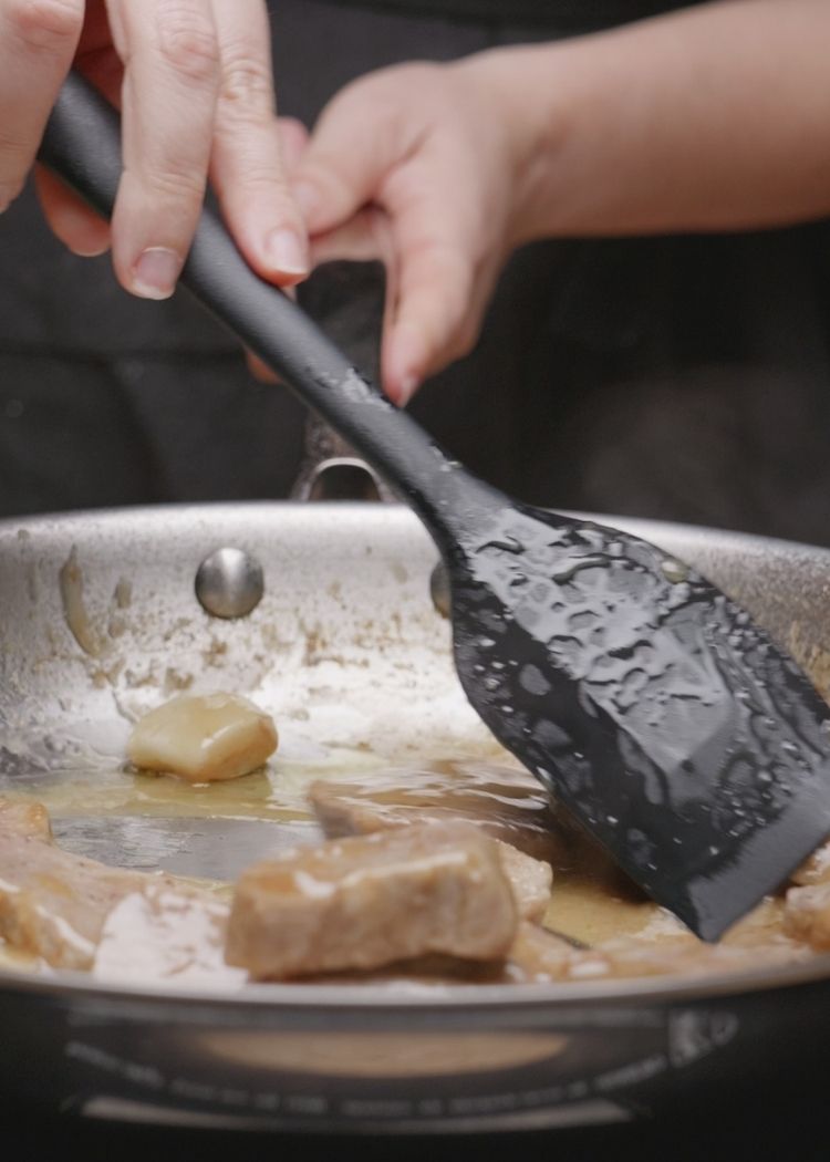 Incorporar carne para terminar solomillo al whisky