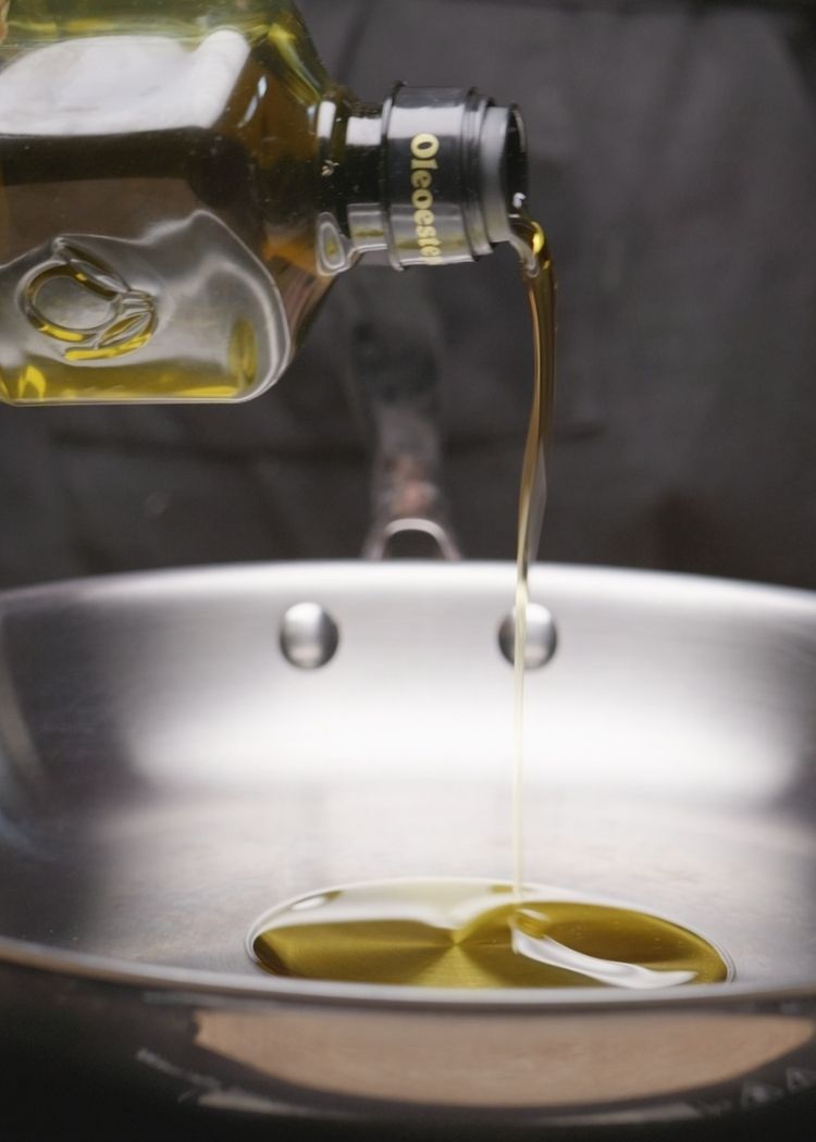 Echar aceite de oliva virgen extra para hace solomillo al whisky