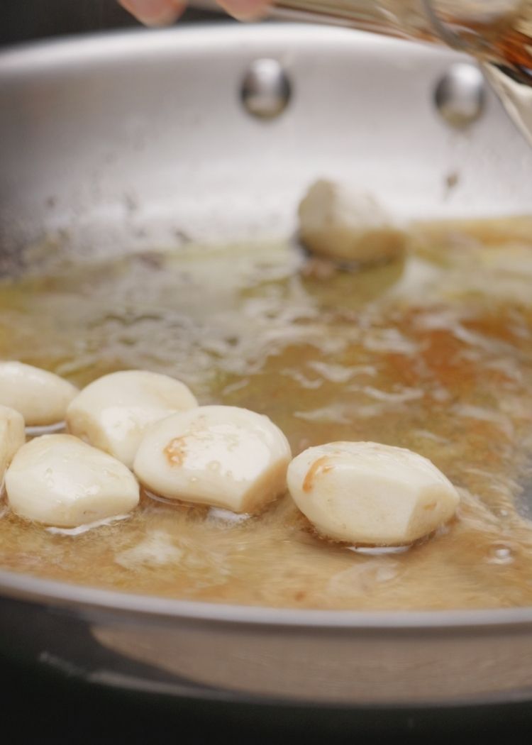 Añadir ajos para hacer salsa de solomillo al whisky