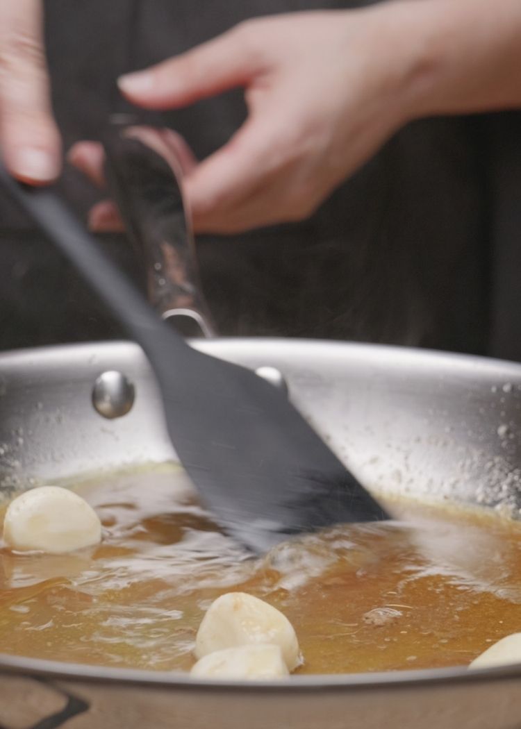 Verter coñac y desglasar para hacer solomillo al whisky