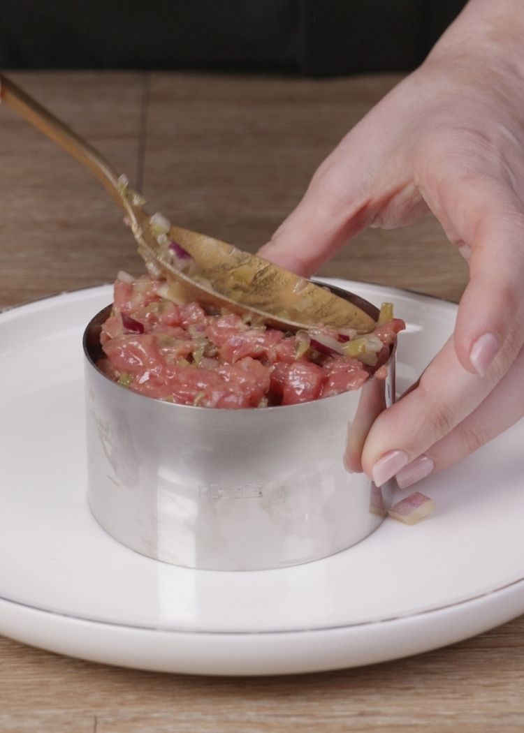 Echar Steak Tartar en molde