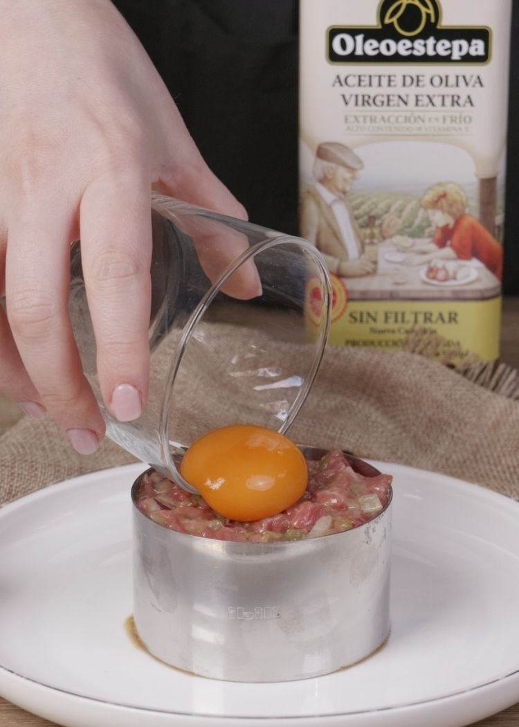Añadir yema de huevo a Steak Tartar
