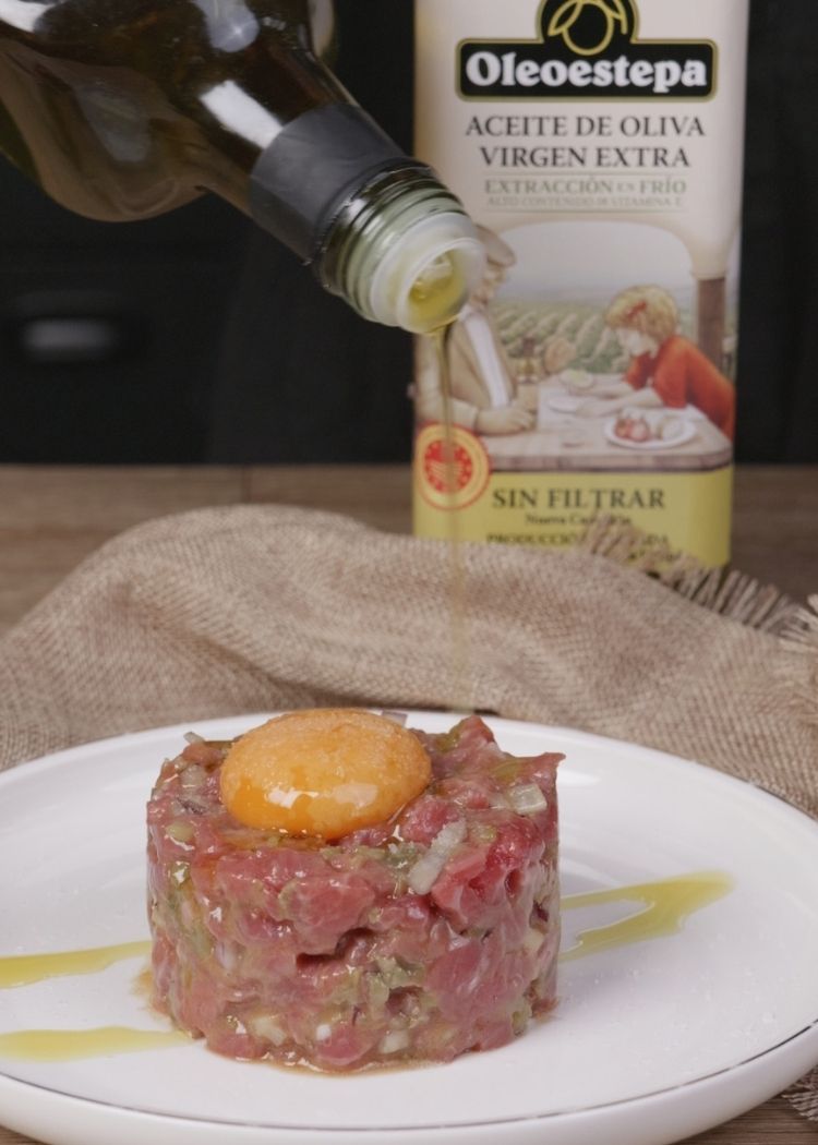 Dar toque extra a Steak Tartar con aceite de oliva virgen extra Oleoestepa Sin Filtrar