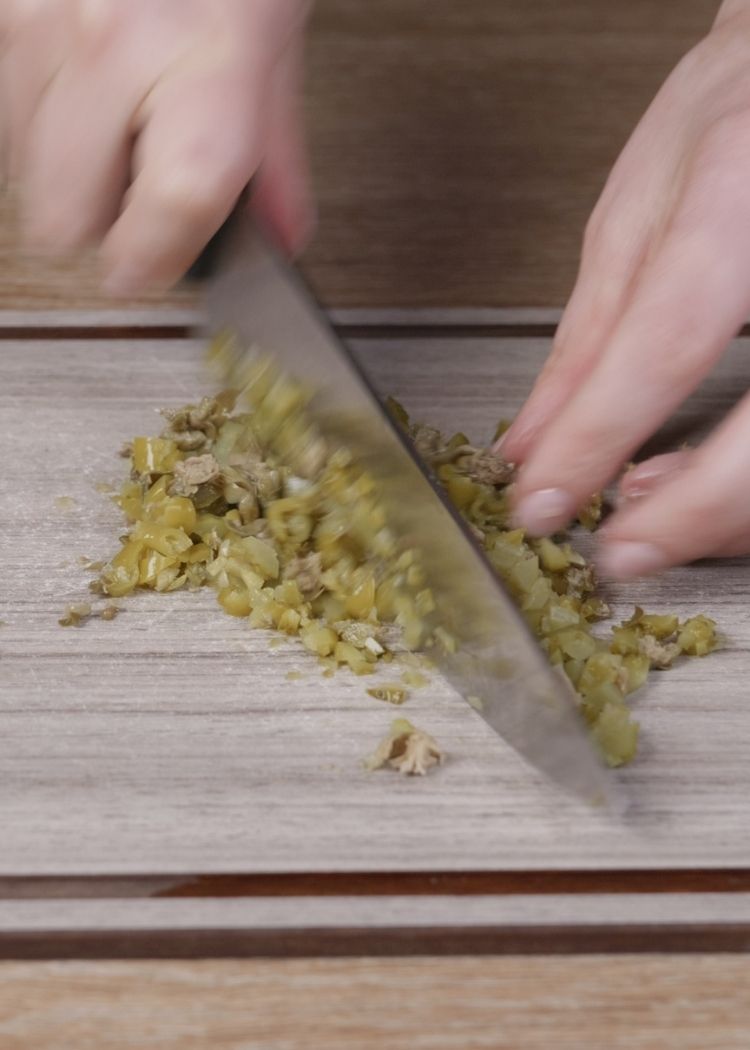 Picar ingredientes para Steak Tartar