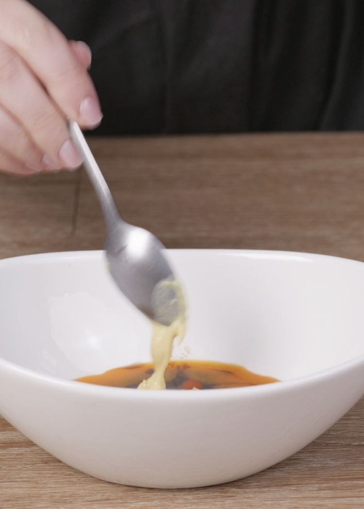 Añadir ingredientes para hacer salsa de Steak Tartar