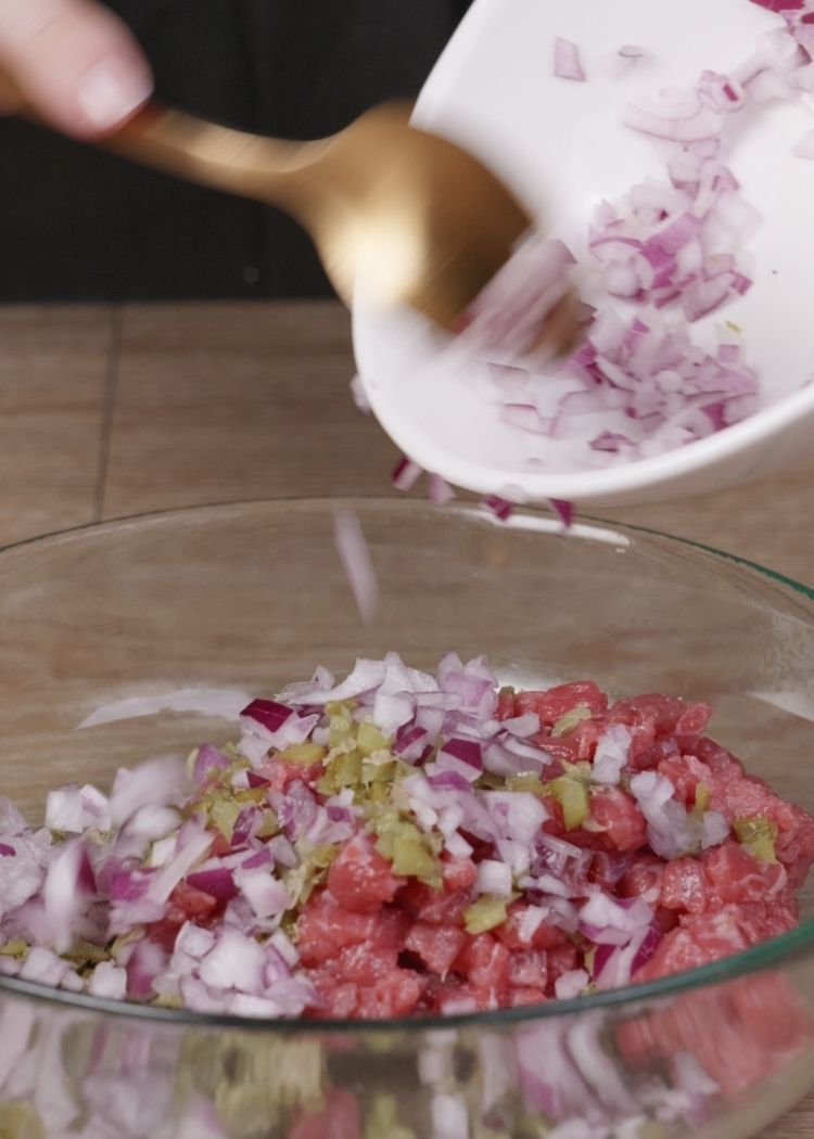 Mezclar carne con ingredientes para Steak Tartar