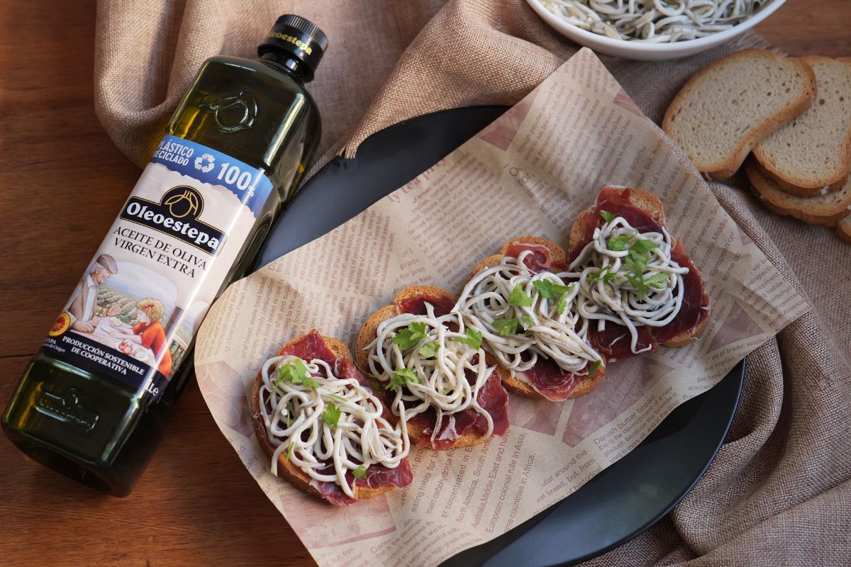 Tostas con jamón y gulas con AOVE