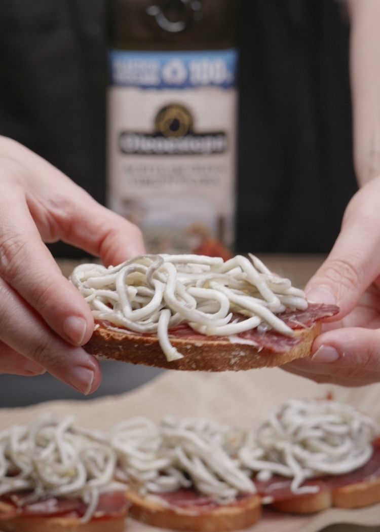 Tostas con jamón y gulas