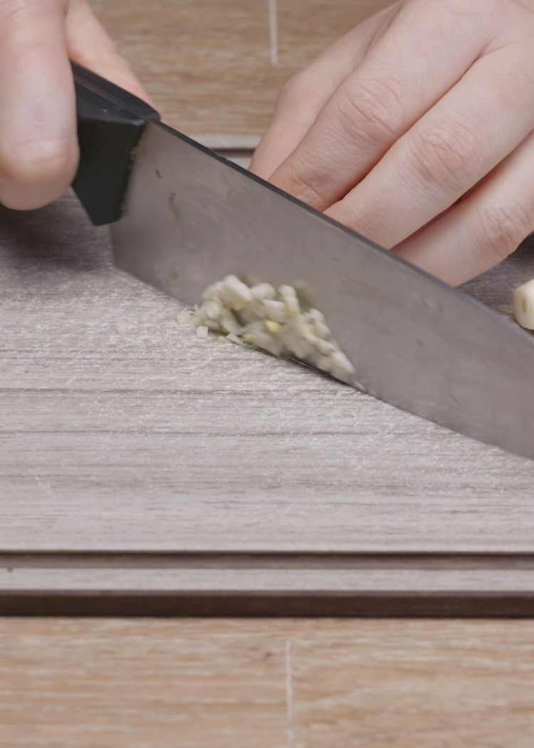 Picar ajos para Tostas con jamón y gulas