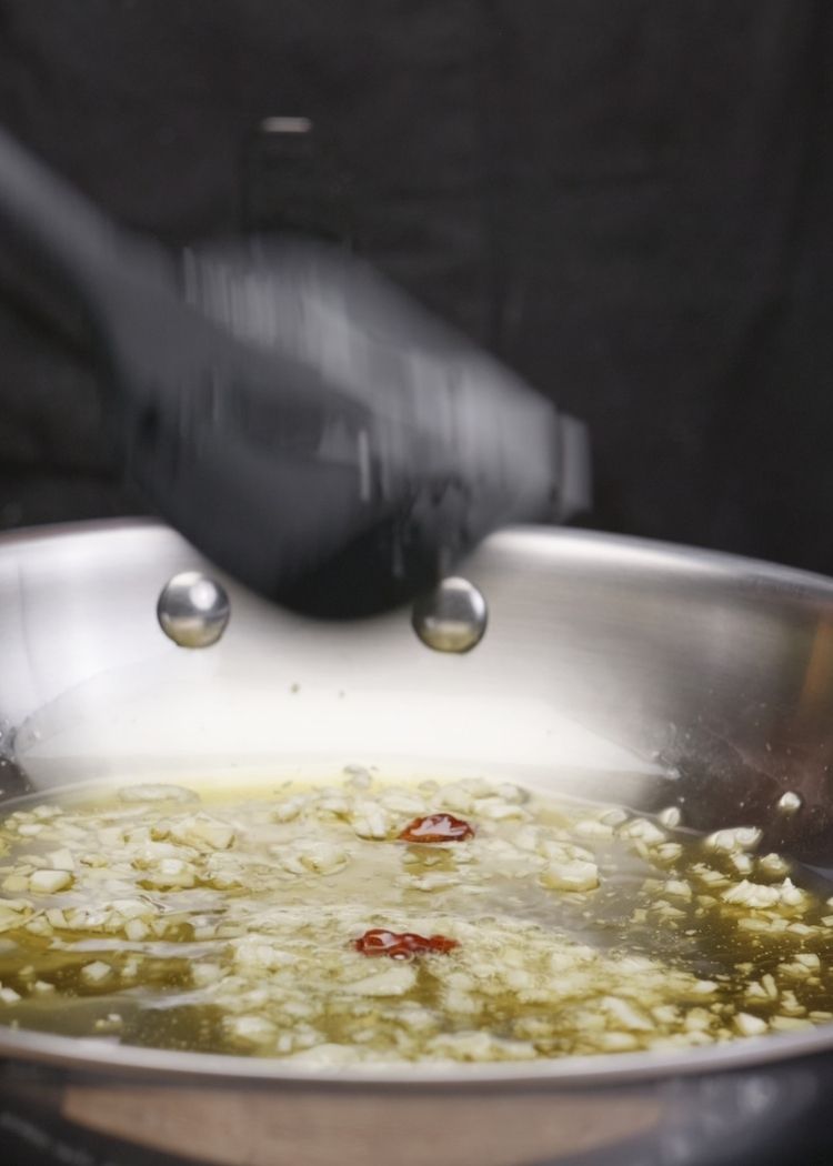 Sofreír ajo y guindilla para Tostas con jamón y gulas