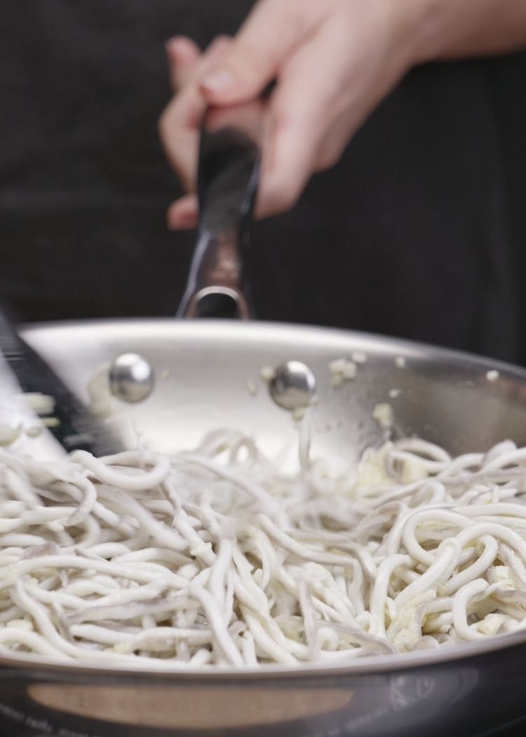 Sofreír gulas para Tostas con jamón y gulas