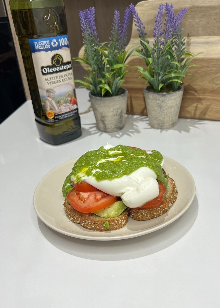 Añadir un poco de aceite de oliva virgen extra a la Tostada de pesto y burrata