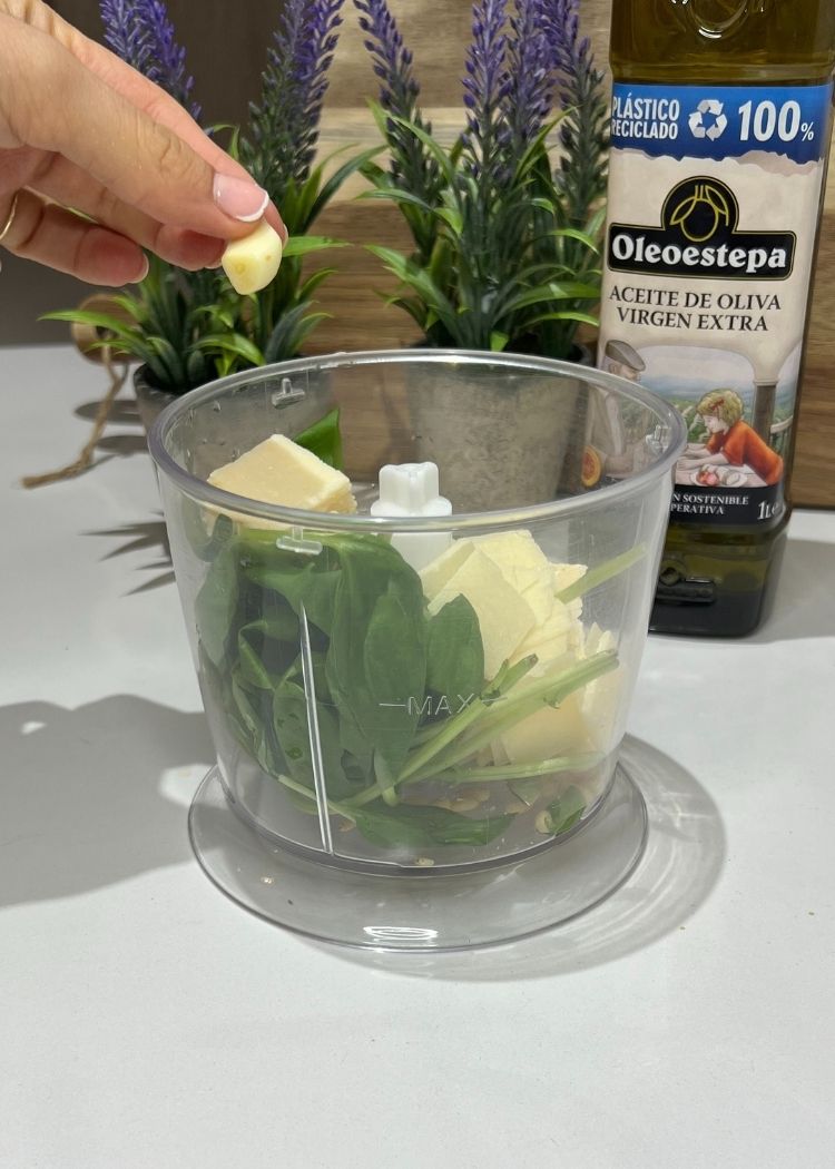 Elaborar base de pesto para hacer Tostada de pesto y burrata