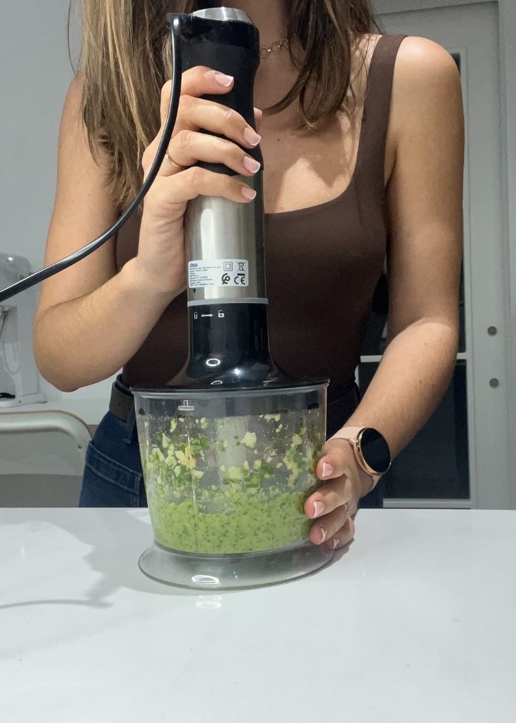 Triturar pesto para hacer Tostada de pesto y burrata