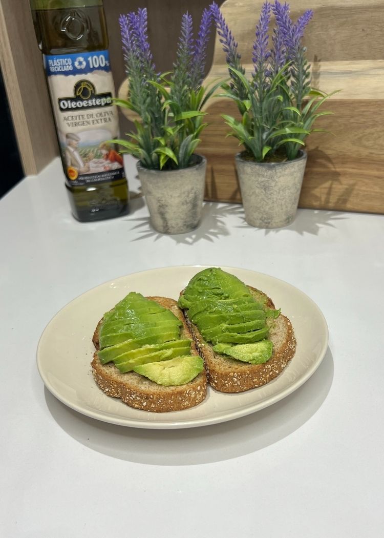 Tostar pan y poner aguacate para Tostada de pesto y burrata