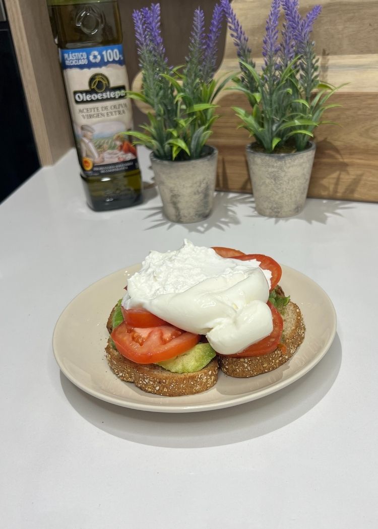 Añadir tomate y burrata a la Tostada de pesto y burrata