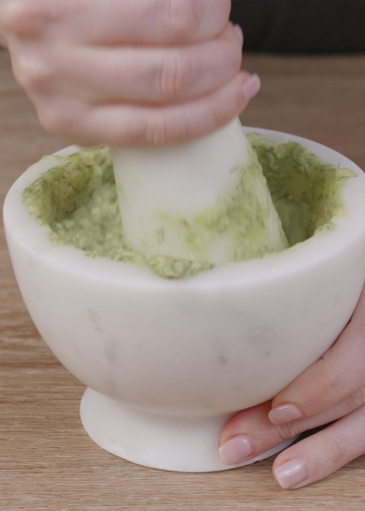 Machacar ingredientes base de Vinagreta de aguacate