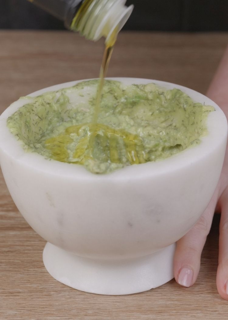 Echar aceite de oliva virgen extra sin filtrar a Vinagreta de aguacate