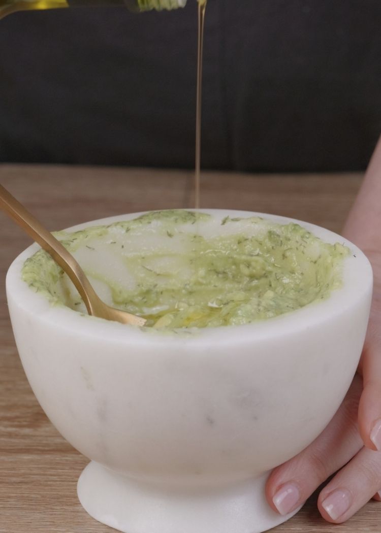 Añadir un poco más de aceite de oliva virgen extra a Vinagreta de aguacate