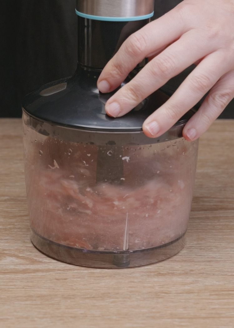 Picar lonchas de jamón para canapé de mousse de foei y jamón