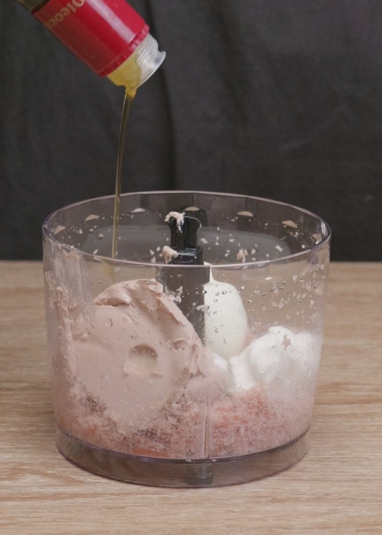 Echar aceite de oliva virgen extra para mousse de canapé de mousse de foei y jamón