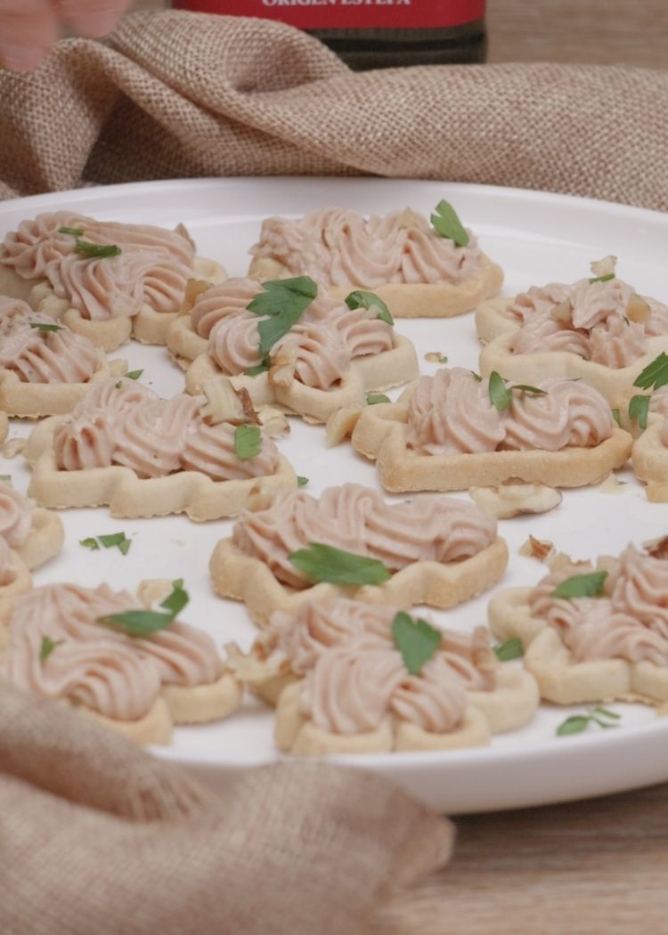 Terminar canapé de mousse de foei y jamón