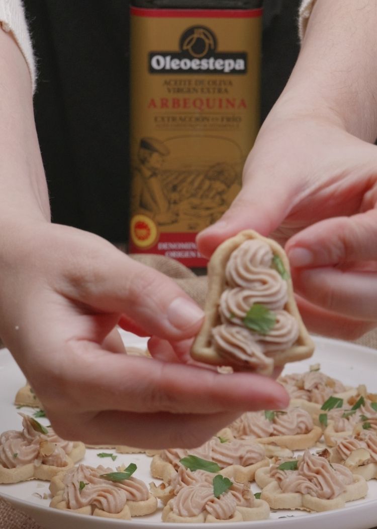 Servir canapé de mousse de foei y jamón