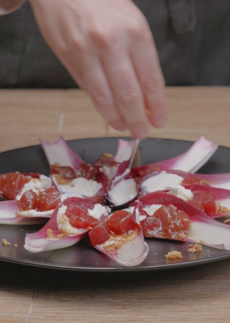 Añadir cebolla frita a canapés de endivias