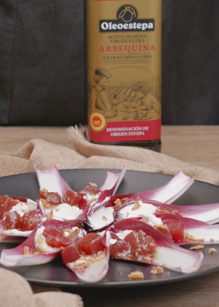 Servir canapés de endivias