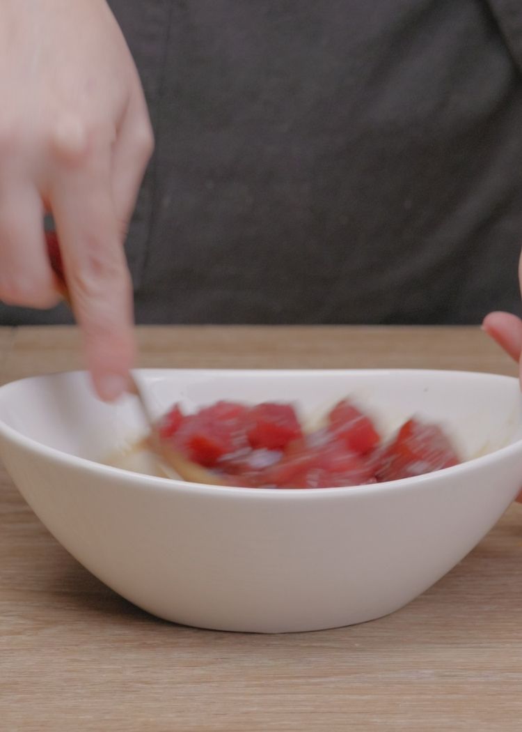 Remover atún rojo aliñado para canapés de endivias