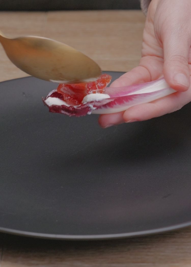 Añadir queso y atún a canapés de endivias