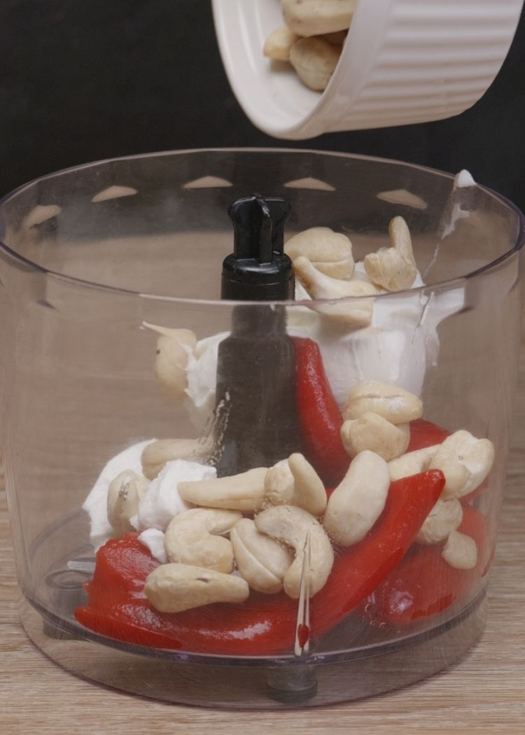 Añadir ingredientes base para crema de piquillos