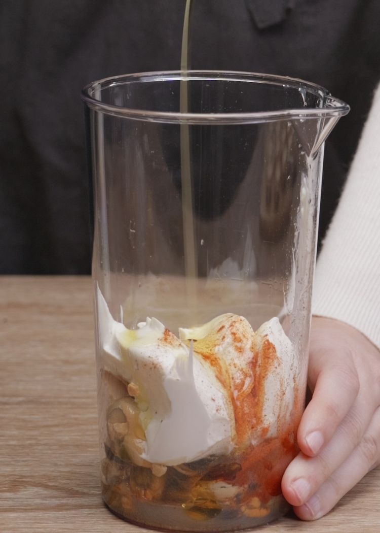 Añade un chorreón de aceite de oliva virgen extra para el paté de mejillones