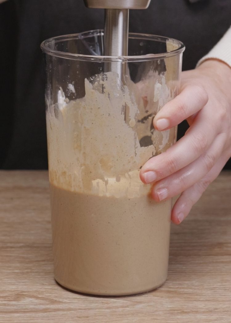 Añadir huevo duro y volver a batir para hacer paté de mejillones