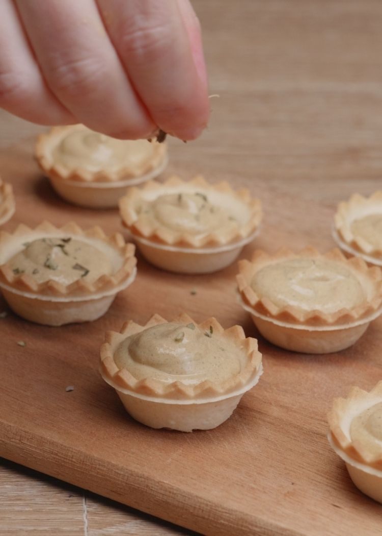 Rellenar canapés con el paté de mejillones