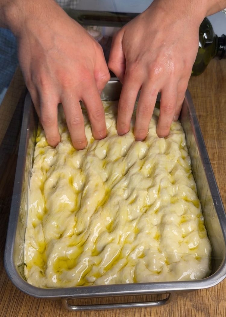 Extender masa de Focaccia sobre bandeja