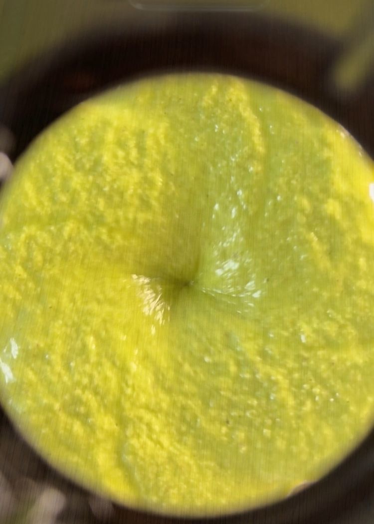 Batir para hacer pesto para la Focaccia