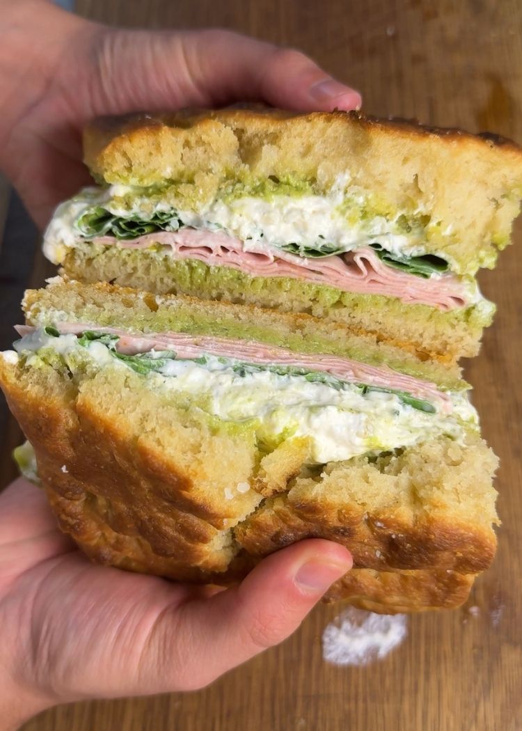 Focaccia con pesto de pistacho abierta