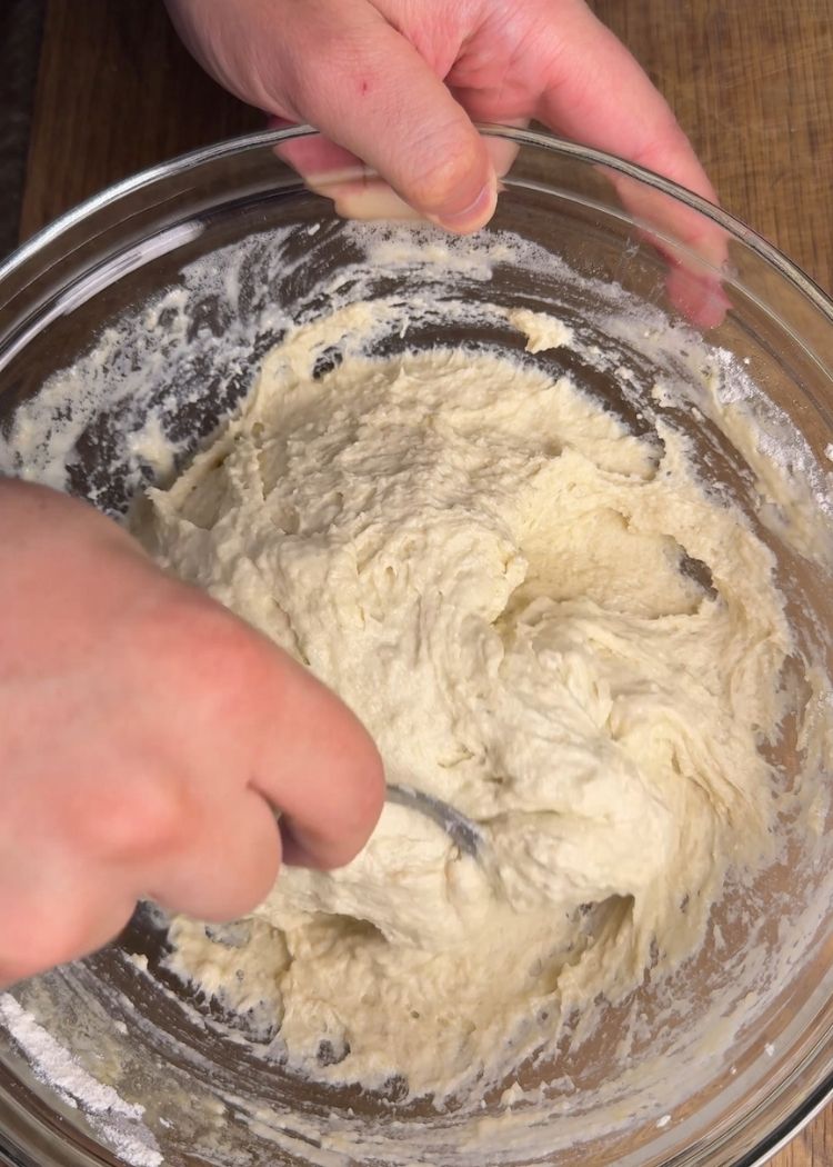 Amasar masa de Focaccia con pesto de pistacho