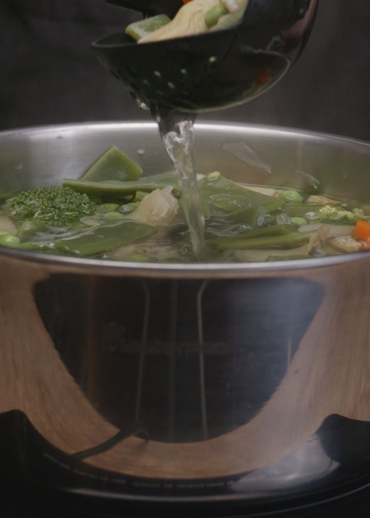 Escurrir verduras para Menestra de verduras