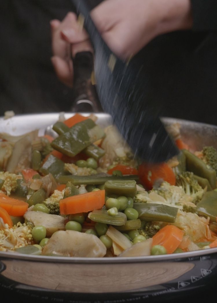 Incorporar verduras a sofrito de Menestra de verduras