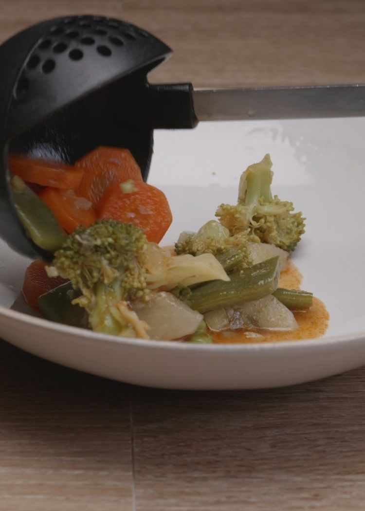 Servir menestra de verduras